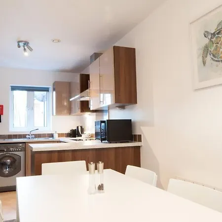 *New* Central Derby Apt, With Parking - Sleeps 6 Exterior photo
