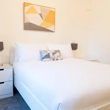 *New* Central Derby Apt, With Parking - Sleeps 6 Exterior photo
