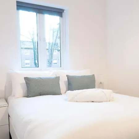 *New* Central Derby Apt, With Parking - Sleeps 6 Exterior photo