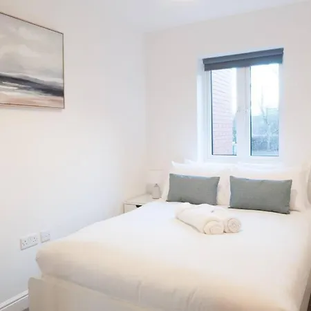 *New* Central Derby Apt, With Parking - Sleeps 6 Exterior photo