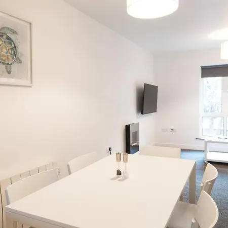 *New* Central Derby Apt, With Parking - Sleeps 6 Exterior photo