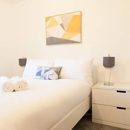 *New* Central Derby Apt, With Parking - Sleeps 6 Exterior photo