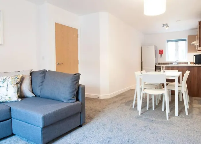 *New* Central Derby Apt, With Parking - Sleeps 6