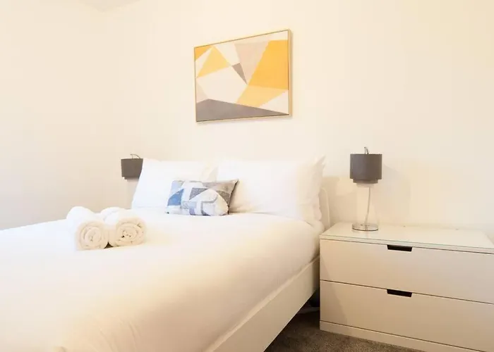 *New* Central Derby Apt, With Parking - Sleeps 6