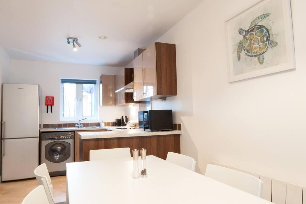 *new* Apt, With Parking - Sleeps 6