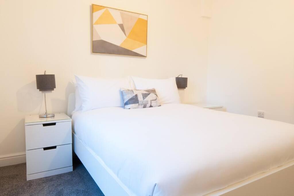 *new* Apt, With Parking - Sleeps 6 Apartment