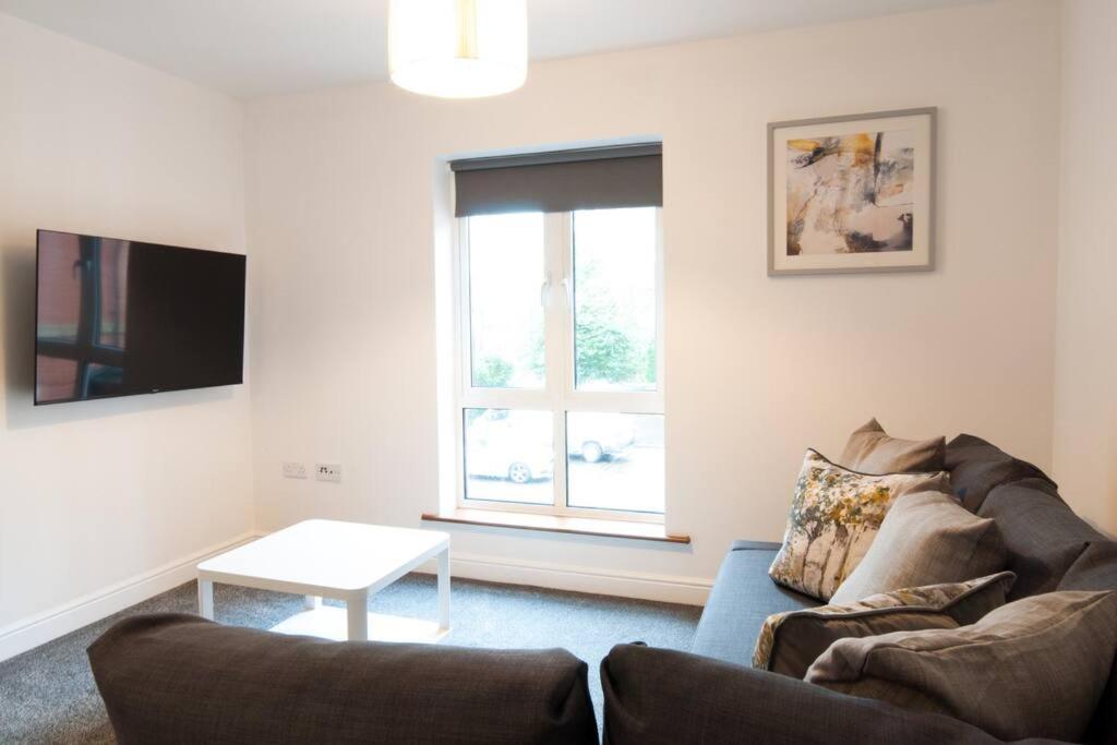 Apartment *new* Apt, With Parking - Sleeps 6