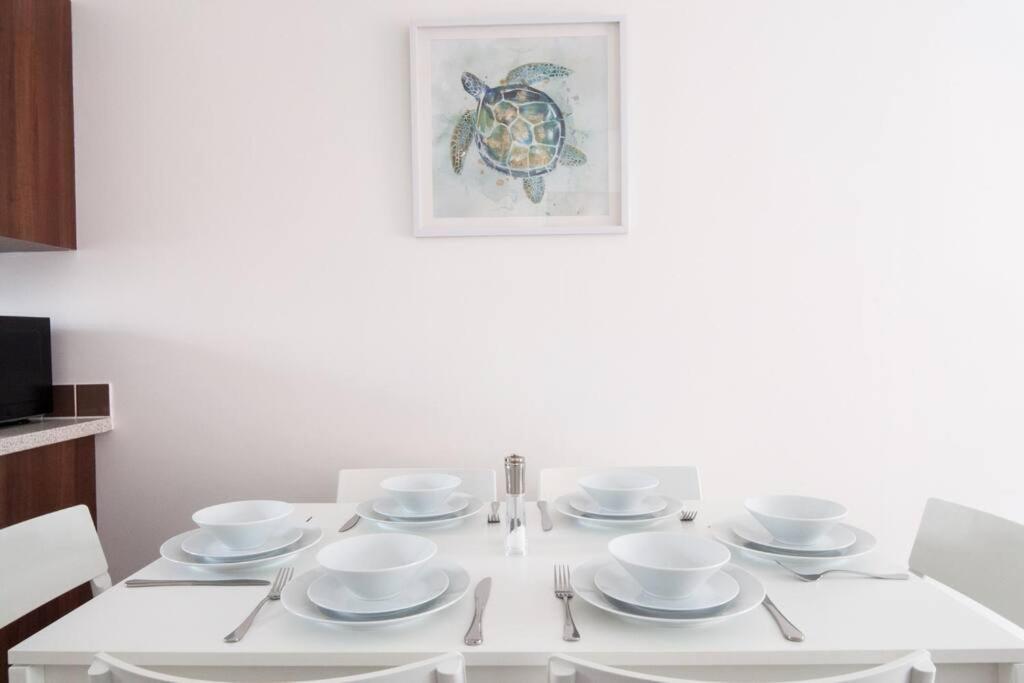 *new* Apt, With Parking - Sleeps 6 Derby