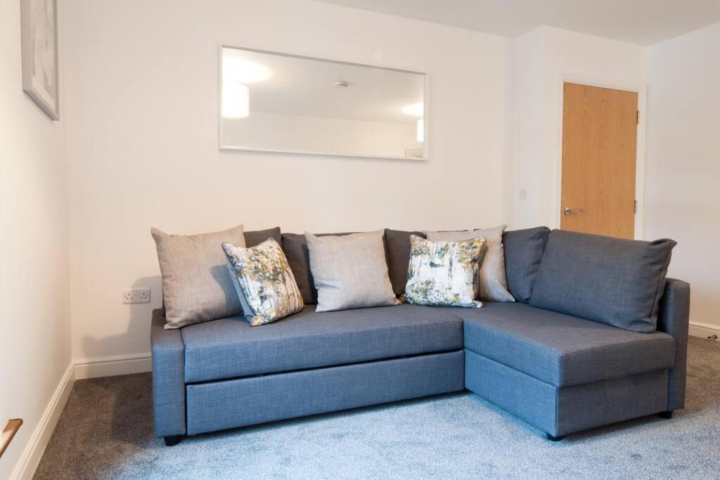 *new* Apt, With Parking - Sleeps 6 * Derby