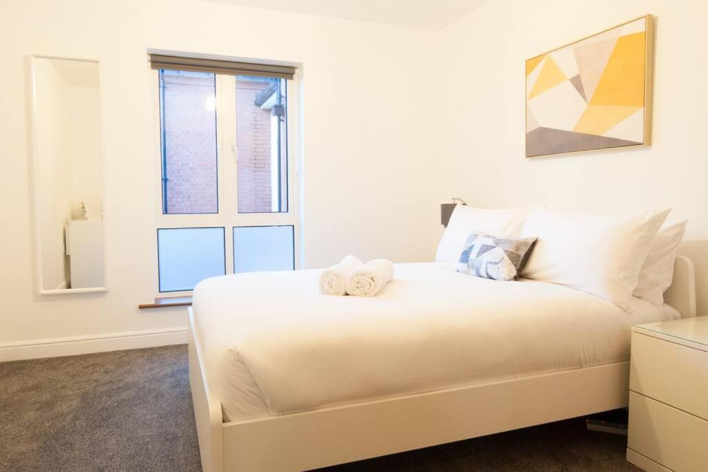 *new* Apt, With Parking - Sleeps 6 Derby
