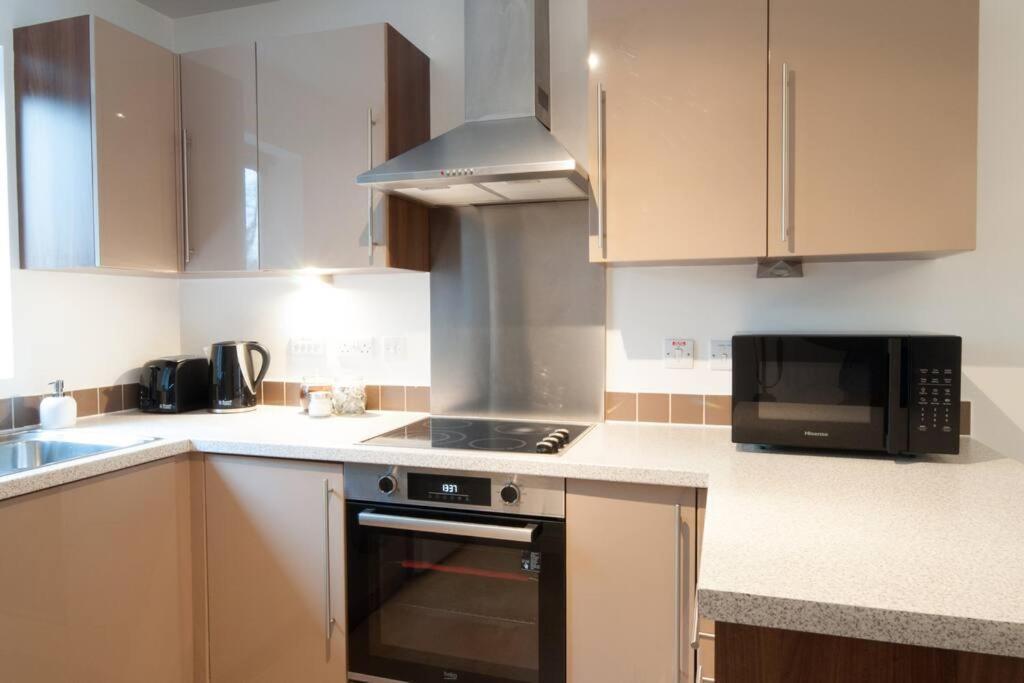 *new* Apt, With Parking - Sleeps 6 Apartment Derby