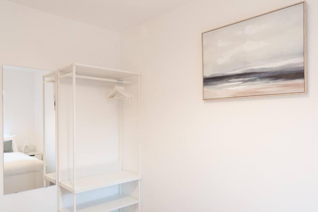 *new* Apt, With Parking - Sleeps 6 Apartment